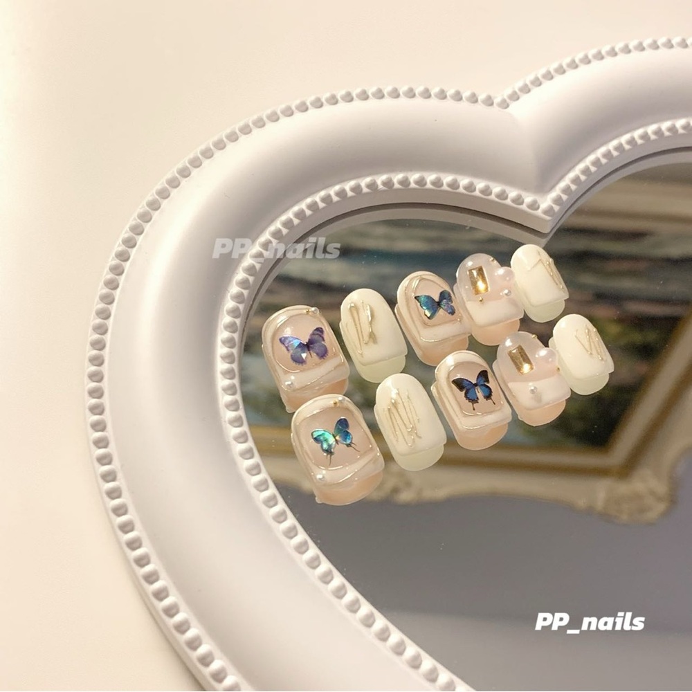 press-on nails(There are sixteen styles)